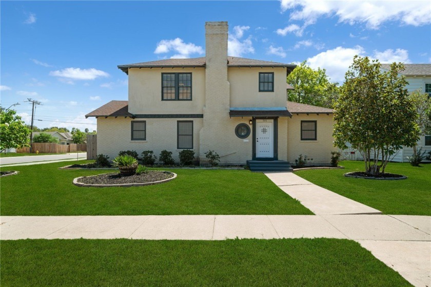 Situated on a corner lot, this 4-bedroom, 2-bathroom home offers - Beach Home for sale in Corpus Christi, Texas on Beachhouse.com