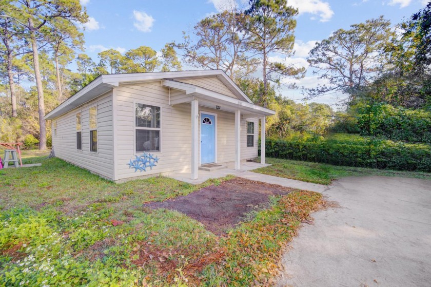 Great starter home or rental investment located about 2 miles to - Beach Home for sale in Navarre, Florida on Beachhouse.com