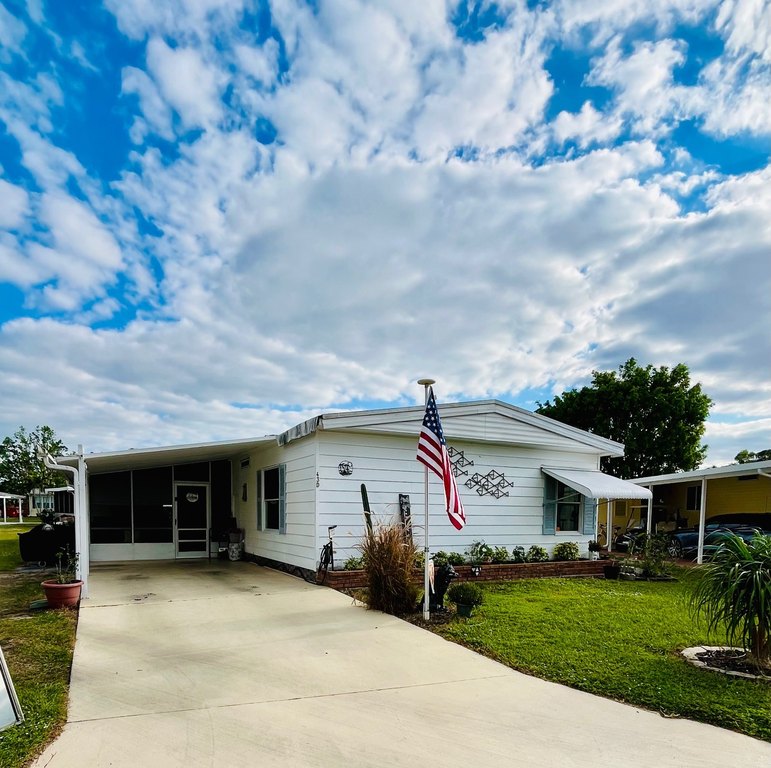 Welcome to this open floor plan, two-bedroom, two-bath home - Beach Home for sale in North Fort Myers, Florida on Beachhouse.com