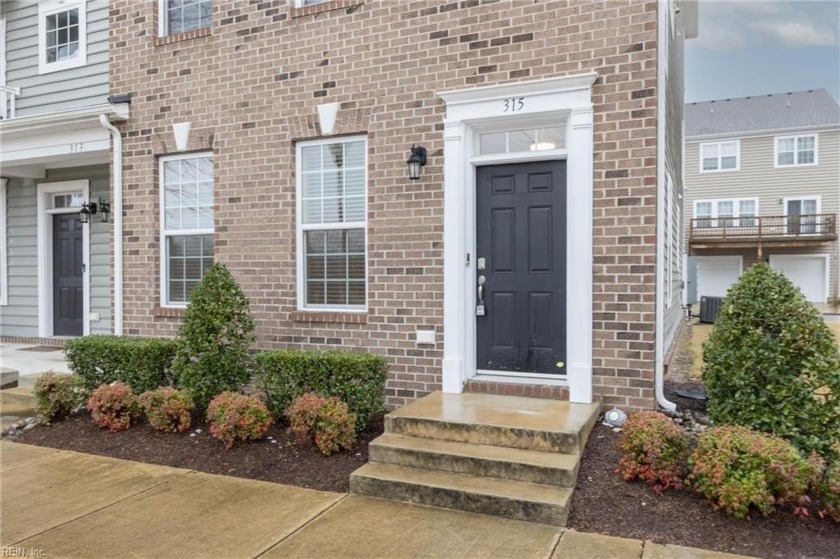 Stop the home search! This beautiful 3-story townhouse condo is - Beach Townhome/Townhouse for sale in Hampton, Virginia on Beachhouse.com