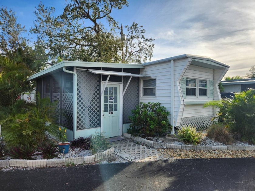 This 2 bed 1 bath home is located in Tarponaire MHP a 55+ Lake - Beach Home for sale in Tarpon Springs, Florida on Beachhouse.com