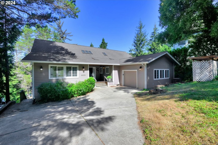 **Stunning Custom-Built Lakefront Retreat** Experience serene - Beach Home for sale in Florence, Oregon on Beachhouse.com