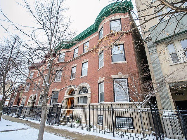 Welcome home to Chaplin Gardens - This beautifully updated - Beach Condo for sale in Chicago, Illinois on Beachhouse.com