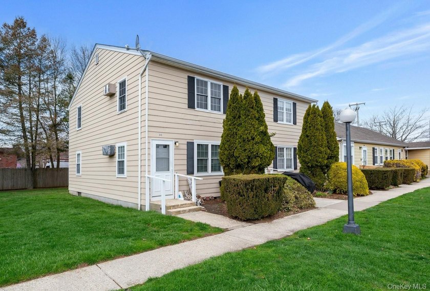Move in Ready! Beautifully Updated 2nd Floor Greenport Co-op - Beach Home for sale in Greenport, New York on Beachhouse.com