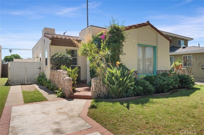 Huge 2 bed 1 bath Spanish home with Art Deco features on large - Beach Home for sale in Long Beach, California on Beachhouse.com