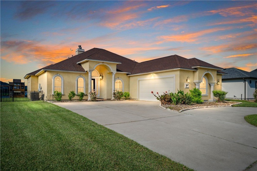 BEAUTIFUL ONE STORY HOME IN NORTHSHORE COUNTRY CLUB-4 BEDROOMS - Beach Home for sale in Portland, Texas on Beachhouse.com