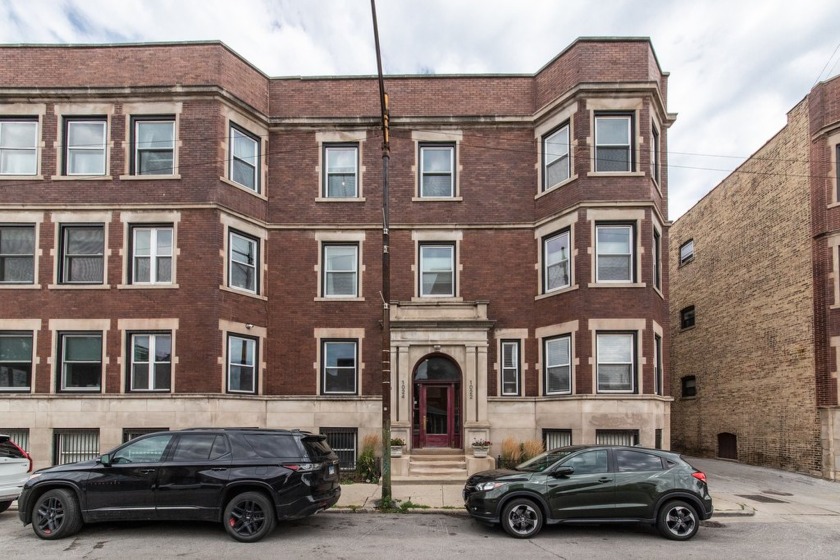 RARELY AVAILABLE 2BR/2.5BA DUPLEX THAT LIVES LIKE A TOWNHOME - Beach Townhome/Townhouse for sale in Chicago, Illinois on Beachhouse.com