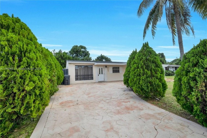 Bright and spacious house in a great neighborhood in the heart - Beach Home for sale in Hollywood, Florida on Beachhouse.com