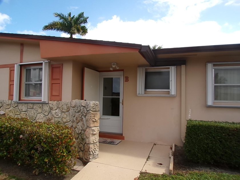 Beautiful updated 2 bedroom and 1 bathroom villa is ready to - Beach Home for sale in West Palm Beach, Florida on Beachhouse.com