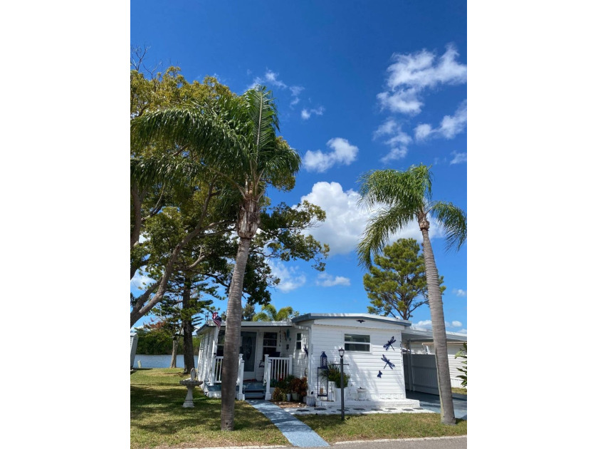 This home has 2 bedrooms, 1.5 bathrooms with a raised 10x16 - Beach Home for sale in Ruskin, Florida on Beachhouse.com