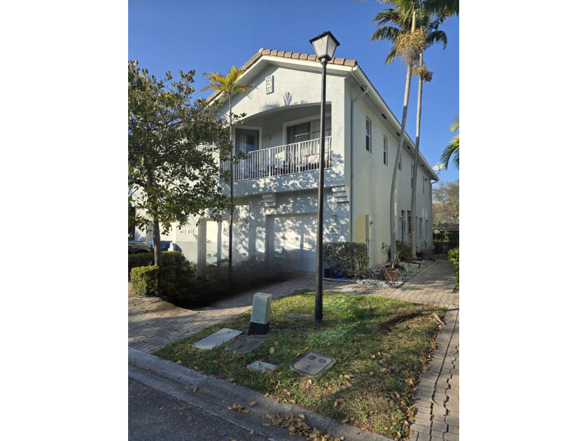 This well-maintained 2-bedroom, 2-bathroom condo with a 1-car - Beach Condo for sale in Riviera Beach, Florida on Beachhouse.com
