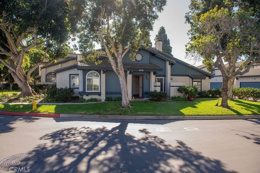 RARE END UNIT NOW AVAILABLE in Marlborough Estates. This - Beach Condo for sale in Port Hueneme, California on Beachhouse.com