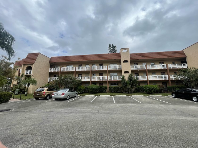 This 2 bed/2 bath top floor home has tons of potential! With the - Beach Condo for sale in Sunrise, Florida on Beachhouse.com