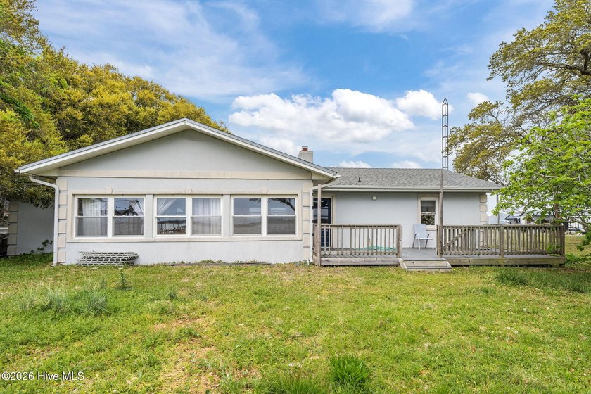 Bring your vision to this INTRACOASTAL WATERFRONT fixer-upper in - Beach Home for sale in Sneads Ferry, North Carolina on Beachhouse.com
