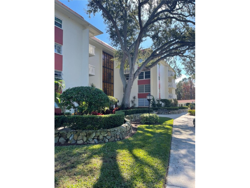 Beautiful, light, remodeled 1-bedroom, 1-bath (low HOA fee) - Beach Condo for sale in Clearwater, Florida on Beachhouse.com