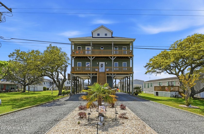 Beautiful Custom newer construction in a Prime location with - Beach Home for sale in Surf City, North Carolina on Beachhouse.com
