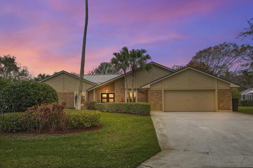 Grab your flip-flops & hop in your golf cart! This expansive - Beach Home for sale in Hobe Sound, Florida on Beachhouse.com