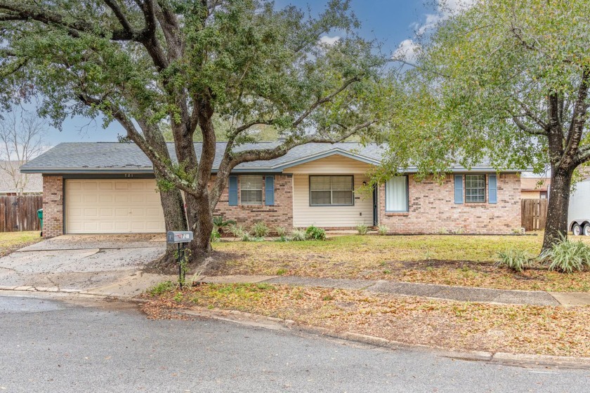 This wonderful home at 721 Osage Drive is ideally situated in a - Beach Home for sale in Fort Walton Beach, Florida on Beachhouse.com