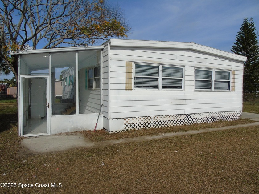 This 2 bedroom 2 bath home has an open floor plan with plenty of - Beach Home for sale in Merritt Island, Florida on Beachhouse.com