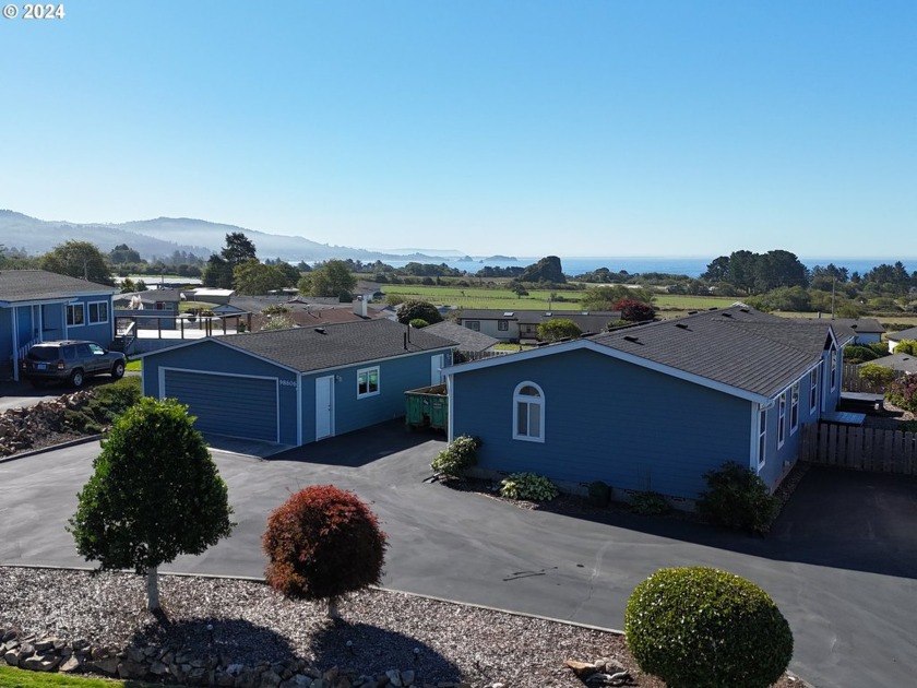 FANTASTIC OCEAN VIEW! Totally upgraded & remodeled manufactured - Beach Home for sale in Brookings, Oregon on Beachhouse.com