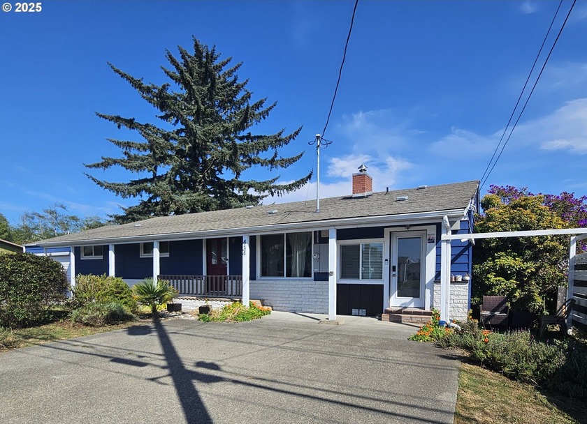 PRICE REDUCED!!! Chic Mid-Century Modern with Studio Apartment & - Beach Home for sale in Brookings, Oregon on Beachhouse.com