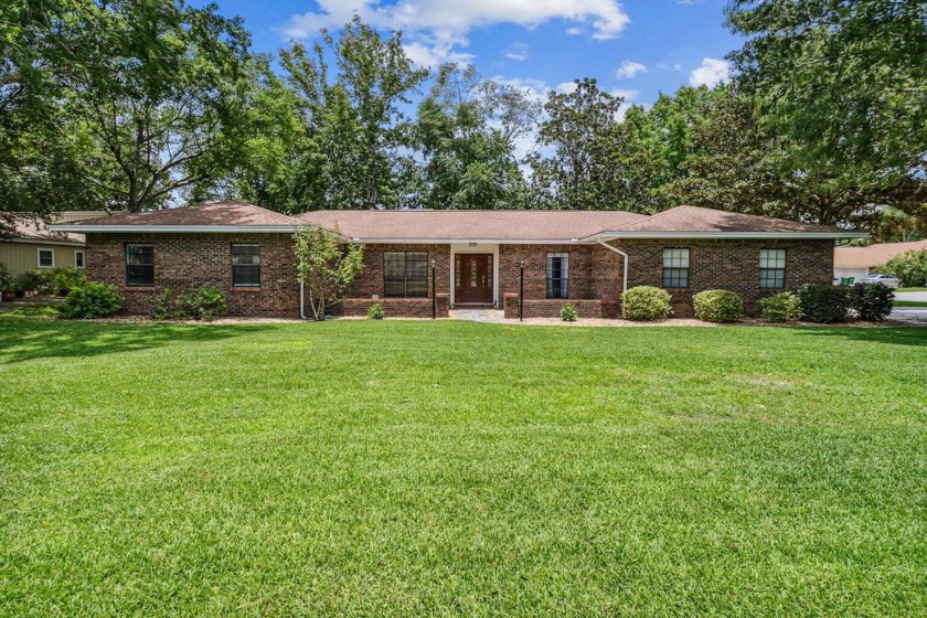 Discover Your Dream Home at 56 Lake Lorraine Circle. This - Beach Home for sale in Shalimar, Florida on Beachhouse.com