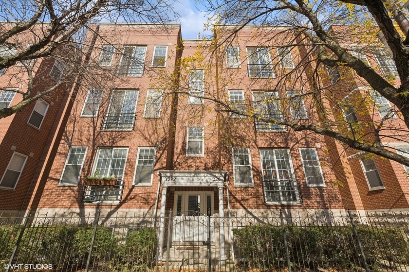 Welcome to this beautiful light-filled 2-bedroom, 2-bathroom - Beach Home for sale in Chicago, Illinois on Beachhouse.com