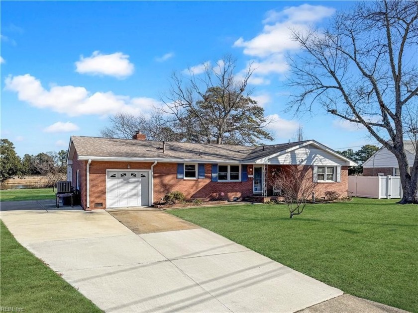 Waterfront in Riverdale! Imagine the backyard cookouts - Beach Home for sale in Hampton, Virginia on Beachhouse.com