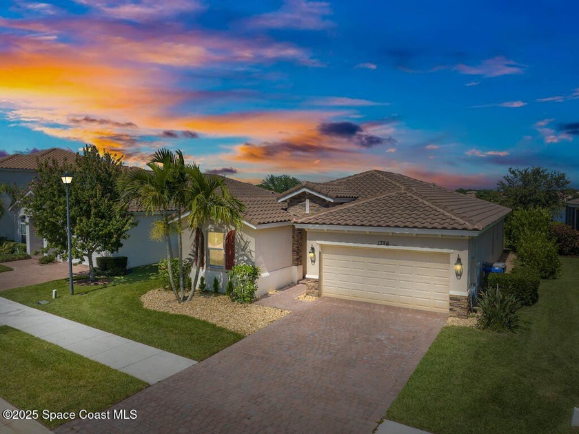 Beautiful lakefront 4-bed, 3-bath home w/ a 2-car garage - Beach Home for sale in Vero Beach, Florida on Beachhouse.com