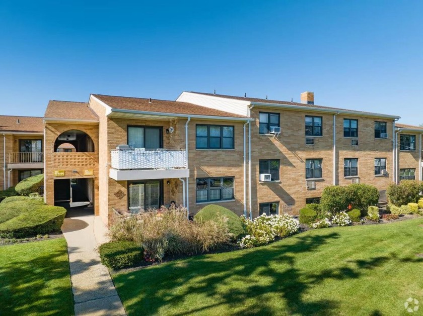 Enjoy waterfront living at the Townn' Harbor Co-Op Complex in - Beach Home for sale in Freeport, New York on Beachhouse.com