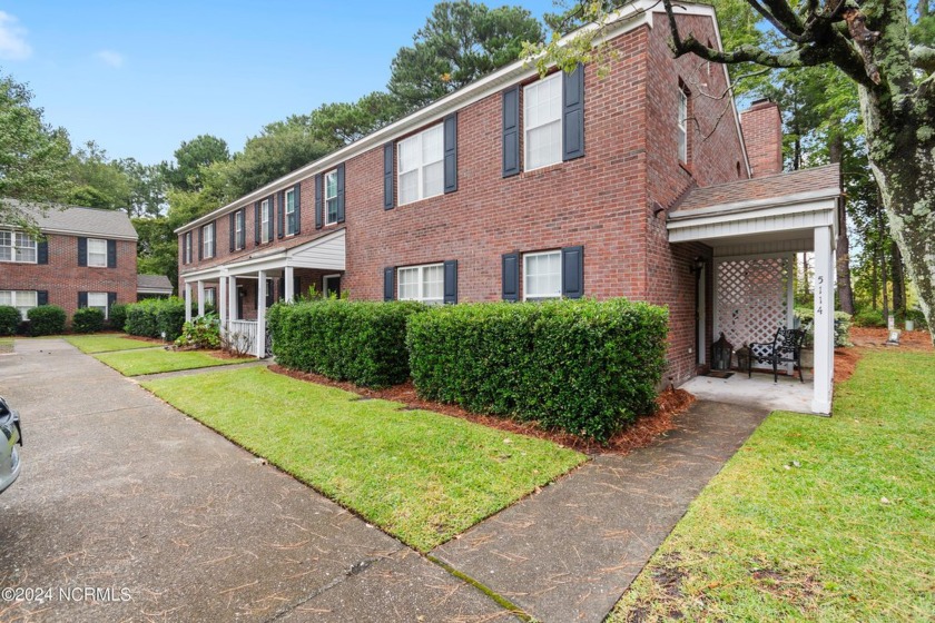 Welcome to 5114 Lamppost Circle, a charming end unit that - Beach Townhome/Townhouse for sale in Wilmington, North Carolina on Beachhouse.com