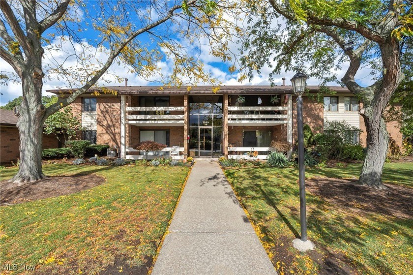 Move-in ready condo just moments from Lake Erie & Osborne Park! - Beach Condo for sale in Willoughby, Ohio on Beachhouse.com