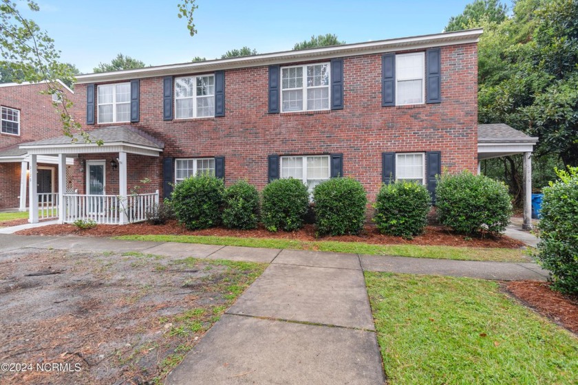 Welcome to 5126 Lamppost Circle, a charming end unit that - Beach Townhome/Townhouse for sale in Wilmington, North Carolina on Beachhouse.com