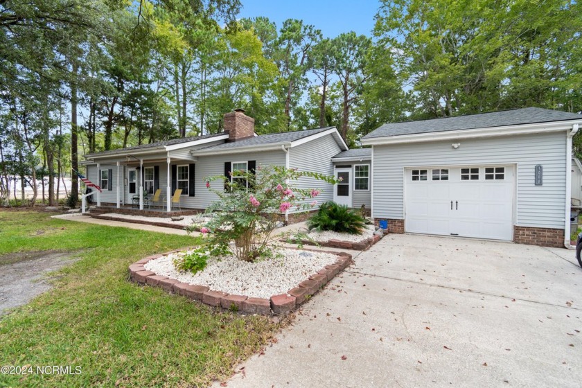 3B/2B, 1250 Sq Ft, Large Enclosed Porch, Over 1/2 Acre, 1 Car - Beach Home for sale in Calabash, North Carolina on Beachhouse.com