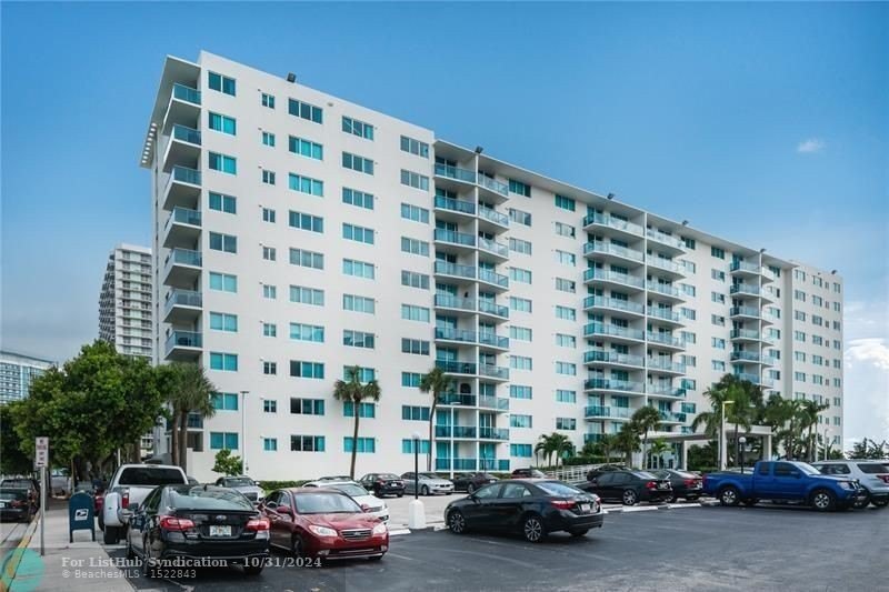 STUNNING VIEWS!! Spacious 1 bed/1 bath condo in the desired - Beach Condo for sale in North Bay Village, Florida on Beachhouse.com