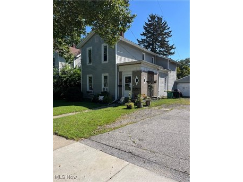 Spacious 3 bedroom home in the heart of Geneva Oh. Large kitchen - Beach Home for sale in Geneva, Ohio on Beachhouse.com