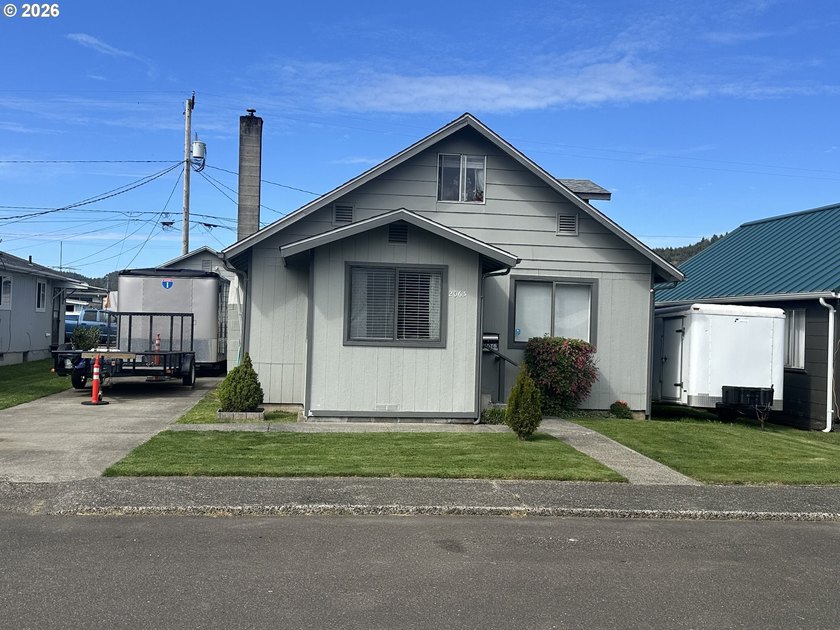 Well-maintained 2 Bedroom, 2 bath home offering a functional - Beach Home for sale in Reedsport, Oregon on Beachhouse.com