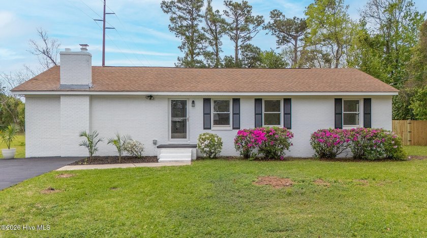Completely updated and move-in ready, this 3 bedroom, 1 bath - Beach Home for sale in Beaufort, North Carolina on Beachhouse.com