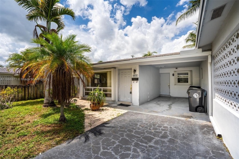 Charming 2-bedroom, 1-bath villa is perfect as a starter home or - Beach Home for sale in Lighthouse Point, Florida on Beachhouse.com