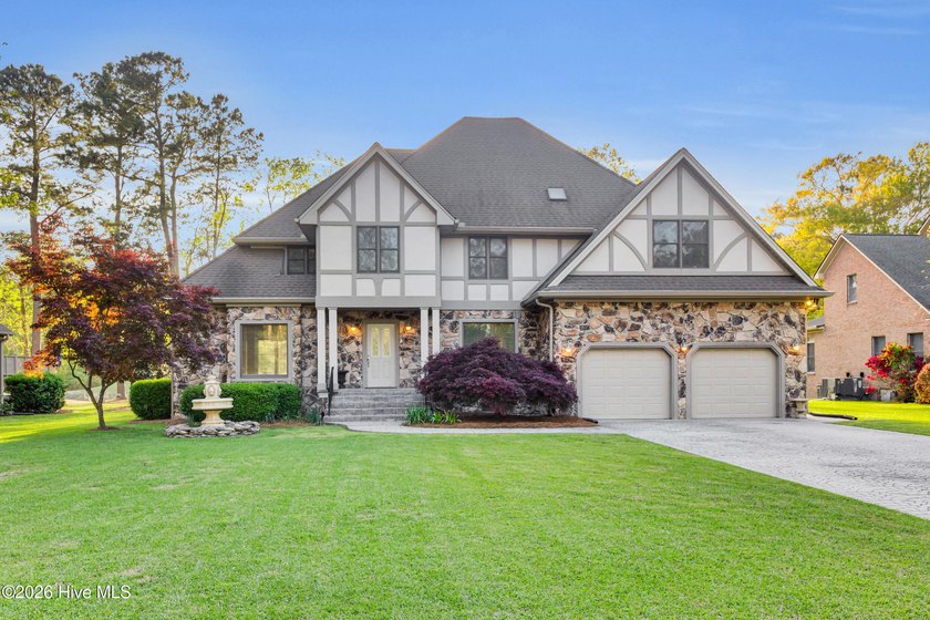 Welcome to the desirable Greenbrier community, where comfort and - Beach Home for sale in New Bern, North Carolina on Beachhouse.com