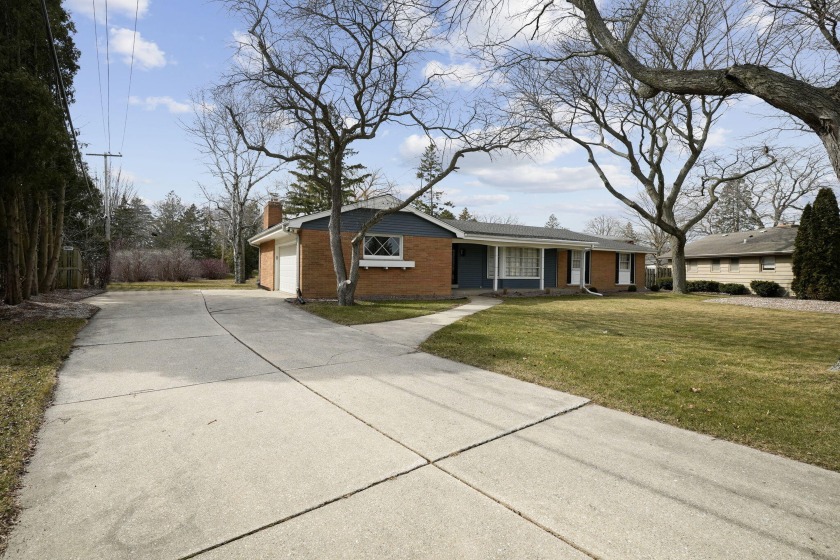 GORGEOUS RANCH ON A LARGE LOT IN QUIET AREA JUST A FEW BLOCKS - Beach Home for sale in Racine, Wisconsin on Beachhouse.com