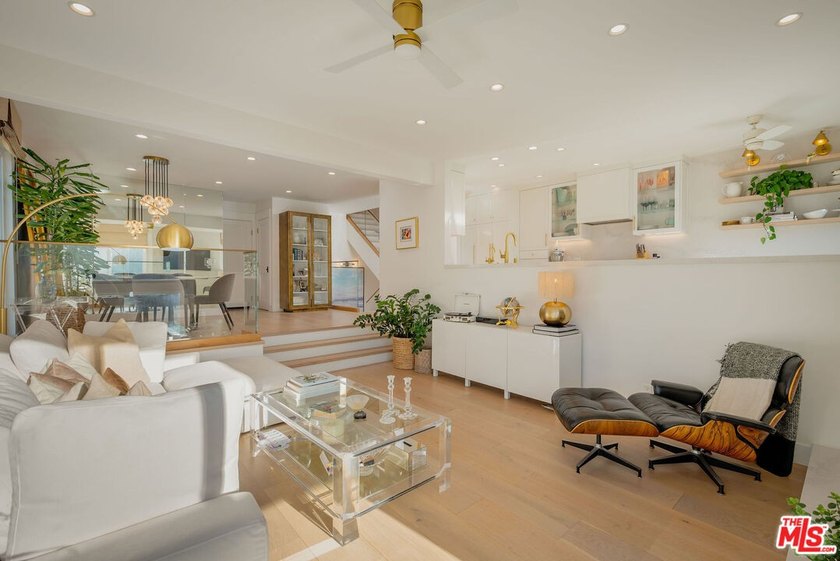 Perched on the rim of Palisades Drive with stunning views, this - Beach Condo for sale in Pacific Palisades, California on Beachhouse.com