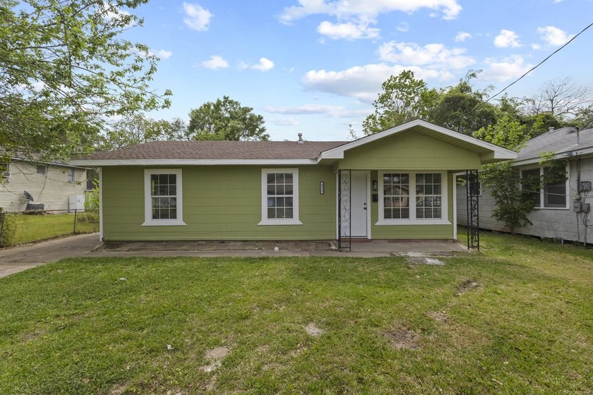 Welcome to 4213 Rachel Ave in Port Arthur!  Just pack your - Beach Home for sale in Port Arthur, Texas on Beachhouse.com