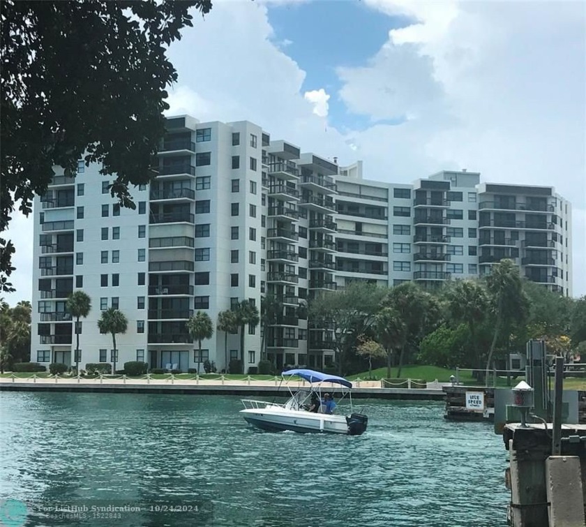 Tastefully renovated 1,450SF condo at the Voyager with - Beach Condo for sale in Pompano Beach, Florida on Beachhouse.com