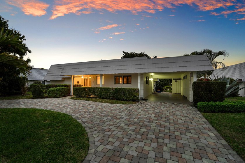 Welcome home to this charming 2-bedroom, 2-bath single-family - Beach Home for sale in Atlantis, Florida on Beachhouse.com
