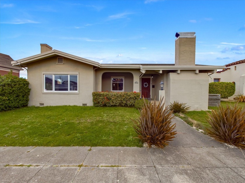 Style and charm in this 3 bed 2 bath home in the heart of Eureka - Beach Home for sale in Eureka, California on Beachhouse.com