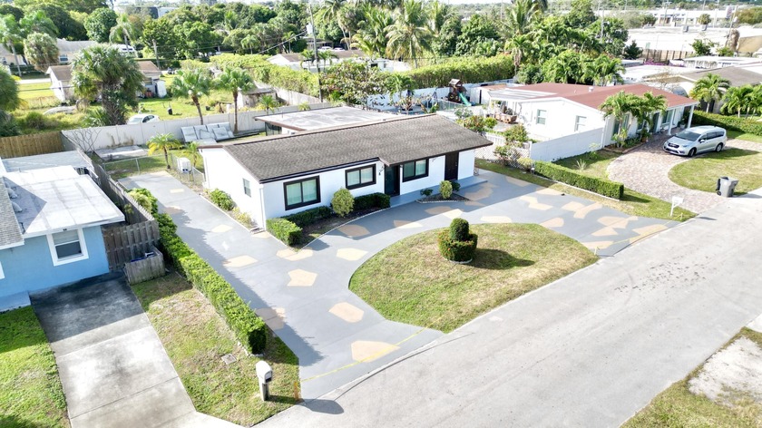 This charming single-family home is tucked away in the quiet - Beach Home for sale in West Palm Beach, Florida on Beachhouse.com