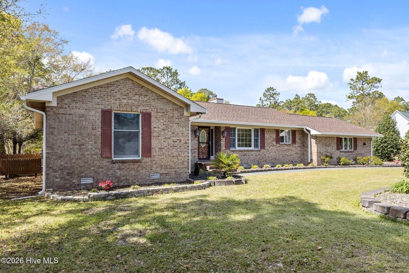 Single-level living in desirable Star Hill in Cape Carteret on - Beach Home for sale in Cape Carteret, North Carolina on Beachhouse.com