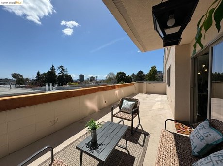 This Mid-century modern condo is unique as it is the ONLY unit - Beach Condo for sale in Oakland, California on Beachhouse.com