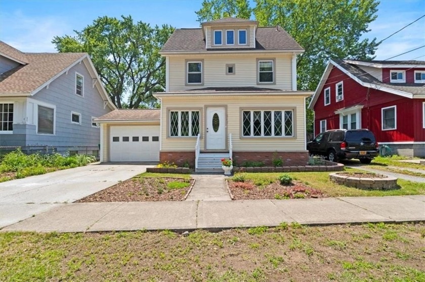 This exciting, vintage 4 bedroom home is walking distance to the - Beach Home for sale in Irondequoit, New York on Beachhouse.com